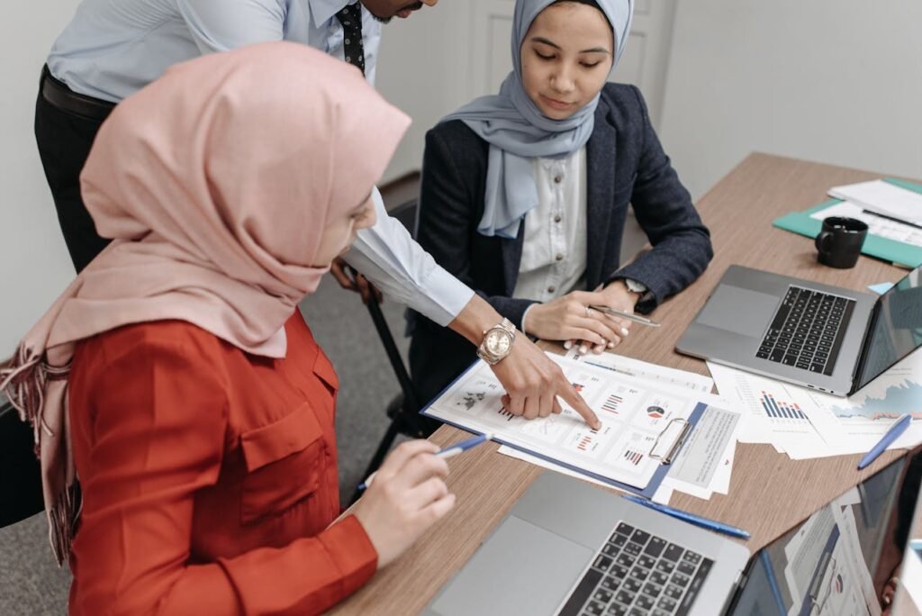 Na imagem, colaboradoras sendo auxiliadas por uma liderança inspirada