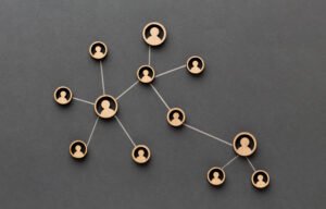 Networking eficaz: como criar conexões valiosas No mundo profissional de hoje, o networking eficaz é mais do que apenas acumular contatos; trata-se de construir relações genuínas e valiosas que podem impulsionar sua carreira e abrir portas para novas oportunidades. Seja no ambiente corporativo, entre empreendedores ou em eventos da sua área, as conexões certas podem fazer toda a diferença. No entanto, muitas pessoas ainda encaram o networking como uma atividade superficial ou apenas uma troca de cartões de visita. Este texto tem como objetivo explorar estratégias eficazes para criar e manter conexões significativas, que não apenas ampliem sua rede, mas também tragam benefícios mútuos a longo prazo. Entendendo o valor das conexões profundas As conexões profundas vão além do simples contato superficial e são fundamentadas na confiança, respeito mútuo e troca de conhecimentos. Em um mundo cada vez mais digital, onde as interações podem ser rápidas e impessoais, é essencial cultivar relações que realmente acrescentem valor, tanto pessoal quanto profissionalmente, em um container escritório. Quando você investe em conhecer seus contatos, compreendendo suas necessidades e desafios, cria um vínculo mais forte que pode gerar oportunidades de colaboração e crescimento conjunto. Em vez de focar em números, o objetivo deve ser construir uma rede de qualidade, onde o compromisso com o outro é real e contínuo. Além disso, as conexões profundas permitem a troca de experiências e aprendizados que vão além do imediato. Elas abrem portas para uma troca de ideias mais rica e inovadora, ampliando a visão sobre diferentes perspectivas e soluções. Em ambientes profissionais, como em uma empresa de cursos, essas relações podem resultar em: Parcerias estratégicas; Mentorias; Novos caminhos de carreira; Colaboração em projetos. O valor de uma rede sólida não está apenas no que você pode obter, mas no que você também pode oferecer ao outro, criando um ambiente de colaboração e confiança que beneficia ambas as partes ao longo do tempo. Dicas para expandir sua rede estrategicamente Expandir sua rede de forma estratégica requer mais do que apenas comparecer a eventos ou adicionar contatos nas redes sociais. O primeiro passo é identificar e se envolver em comunidades e grupos que compartilham interesses profissionais semelhantes aos seus. Participar de eventos, conferências e workshops, como uma palestra motivacional para empresas, mesmo que virtuais, pode ser uma ótima forma de se conectar com pessoas influentes no seu setor. Além disso, ao interagir de maneira autêntica, buscando aprender com os outros e oferecer ajuda, você constrói uma rede baseada em relacionamentos genuínos, e não apenas em trocas de cartões de visita. Outra dica essencial é manter o foco na qualidade, não na quantidade, ao adicionar novos contatos. Ao conhecer alguém, faça um esforço consciente para entender suas necessidades e interesses, e busque maneiras de oferecer valor antes de pedir algo em troca. Isso pode ser feito através de uma troca de ideias, uma indicação ou até mesmo um simples conselho. Não subestime o poder de um follow-up bem feito. Após um primeiro encontro, é importante manter a conexão, seja através de um e-mail, mensagem ou até mesmo marcando um encontro para continuar a conversa. Esses pequenos gestos podem transformar uma conexão passageira em uma relação duradoura. Como manter relacionamentos profissionais a longo prazo Manter relacionamentos profissionais a longo prazo exige dedicação e consistência. A base de qualquer vínculo duradouro é a confiança, e isso é construído ao longo do tempo por meio de ações concretas. É fundamental demonstrar interesse genuíno pelo bem-estar e pelo sucesso dos seus contatos, não apenas quando você precisa de algo, mas de forma contínua. Manter-se presente nas atualizações de seus colegas, parabenizando conquistas e oferecendo apoio quando necessário, fortalece a relação e a mantém ativa. Pequenos gestos de atenção, como um e-mail de felicitação ou uma mensagem de incentivo, fazem toda a diferença em mostrar que você valoriza a conexão com uma pessoa de uma empresa que oferece treinamento de EPI. Além disso, é importante manter uma comunicação regular e estratégica. Isso não significa estar em contato constante, mas sim garantir que a relação se mantenha viva e relevante. Agendar encontros periódicos, seja virtuais ou presenciais, ou mesmo interagir nas redes sociais de maneira significativa, ajuda a nutrir a relação ao longo do tempo. Outro aspecto essencial é ser transparente e honesto sobre suas intenções e expectativas. Relacionamentos profissionais a longo prazo são mais eficazes quando ambas as partes estão alinhadas e comprometidas em apoiar uma à outra, criando um ciclo de confiança e reciprocidade.