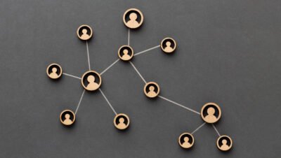 Networking eficaz: como criar conexões valiosas No mundo profissional de hoje, o networking eficaz é mais do que apenas acumular contatos; trata-se de construir relações genuínas e valiosas que podem impulsionar sua carreira e abrir portas para novas oportunidades. Seja no ambiente corporativo, entre empreendedores ou em eventos da sua área, as conexões certas podem fazer toda a diferença. No entanto, muitas pessoas ainda encaram o networking como uma atividade superficial ou apenas uma troca de cartões de visita. Este texto tem como objetivo explorar estratégias eficazes para criar e manter conexões significativas, que não apenas ampliem sua rede, mas também tragam benefícios mútuos a longo prazo. Entendendo o valor das conexões profundas As conexões profundas vão além do simples contato superficial e são fundamentadas na confiança, respeito mútuo e troca de conhecimentos. Em um mundo cada vez mais digital, onde as interações podem ser rápidas e impessoais, é essencial cultivar relações que realmente acrescentem valor, tanto pessoal quanto profissionalmente, em um container escritório. Quando você investe em conhecer seus contatos, compreendendo suas necessidades e desafios, cria um vínculo mais forte que pode gerar oportunidades de colaboração e crescimento conjunto. Em vez de focar em números, o objetivo deve ser construir uma rede de qualidade, onde o compromisso com o outro é real e contínuo. Além disso, as conexões profundas permitem a troca de experiências e aprendizados que vão além do imediato. Elas abrem portas para uma troca de ideias mais rica e inovadora, ampliando a visão sobre diferentes perspectivas e soluções. Em ambientes profissionais, como em uma empresa de cursos, essas relações podem resultar em: Parcerias estratégicas; Mentorias; Novos caminhos de carreira; Colaboração em projetos. O valor de uma rede sólida não está apenas no que você pode obter, mas no que você também pode oferecer ao outro, criando um ambiente de colaboração e confiança que beneficia ambas as partes ao longo do tempo. Dicas para expandir sua rede estrategicamente Expandir sua rede de forma estratégica requer mais do que apenas comparecer a eventos ou adicionar contatos nas redes sociais. O primeiro passo é identificar e se envolver em comunidades e grupos que compartilham interesses profissionais semelhantes aos seus. Participar de eventos, conferências e workshops, como uma palestra motivacional para empresas, mesmo que virtuais, pode ser uma ótima forma de se conectar com pessoas influentes no seu setor. Além disso, ao interagir de maneira autêntica, buscando aprender com os outros e oferecer ajuda, você constrói uma rede baseada em relacionamentos genuínos, e não apenas em trocas de cartões de visita. Outra dica essencial é manter o foco na qualidade, não na quantidade, ao adicionar novos contatos. Ao conhecer alguém, faça um esforço consciente para entender suas necessidades e interesses, e busque maneiras de oferecer valor antes de pedir algo em troca. Isso pode ser feito através de uma troca de ideias, uma indicação ou até mesmo um simples conselho. Não subestime o poder de um follow-up bem feito. Após um primeiro encontro, é importante manter a conexão, seja através de um e-mail, mensagem ou até mesmo marcando um encontro para continuar a conversa. Esses pequenos gestos podem transformar uma conexão passageira em uma relação duradoura. Como manter relacionamentos profissionais a longo prazo Manter relacionamentos profissionais a longo prazo exige dedicação e consistência. A base de qualquer vínculo duradouro é a confiança, e isso é construído ao longo do tempo por meio de ações concretas. É fundamental demonstrar interesse genuíno pelo bem-estar e pelo sucesso dos seus contatos, não apenas quando você precisa de algo, mas de forma contínua. Manter-se presente nas atualizações de seus colegas, parabenizando conquistas e oferecendo apoio quando necessário, fortalece a relação e a mantém ativa. Pequenos gestos de atenção, como um e-mail de felicitação ou uma mensagem de incentivo, fazem toda a diferença em mostrar que você valoriza a conexão com uma pessoa de uma empresa que oferece treinamento de EPI. Além disso, é importante manter uma comunicação regular e estratégica. Isso não significa estar em contato constante, mas sim garantir que a relação se mantenha viva e relevante. Agendar encontros periódicos, seja virtuais ou presenciais, ou mesmo interagir nas redes sociais de maneira significativa, ajuda a nutrir a relação ao longo do tempo. Outro aspecto essencial é ser transparente e honesto sobre suas intenções e expectativas. Relacionamentos profissionais a longo prazo são mais eficazes quando ambas as partes estão alinhadas e comprometidas em apoiar uma à outra, criando um ciclo de confiança e reciprocidade.
